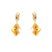 Yellow gold earrings with mother of pearl
