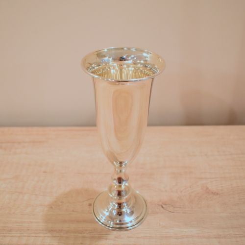 Сребърна чаша за вино