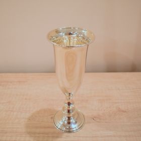 Сребърна чаша за вино