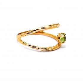 Yellow gold ring with peridote